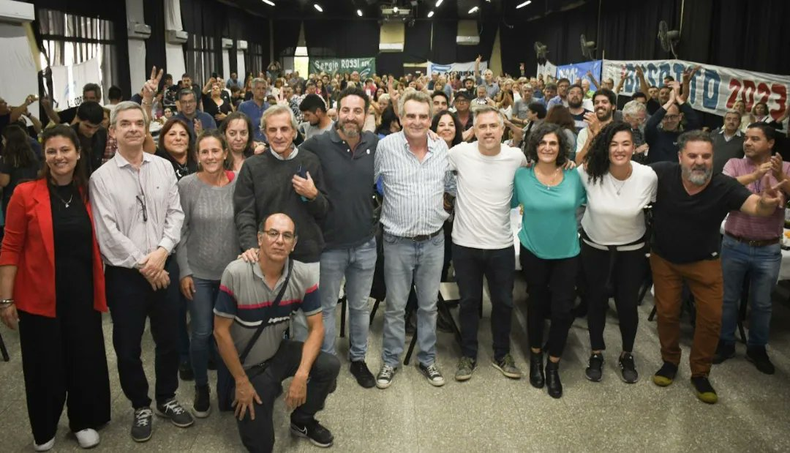 El rossismo en plena campaña electoral. Agustín Rossi, Leandro Busatto, Roberto Sukerman y el resto de la militancia.