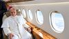 El papa León XIV en vuelo en uno de sus viajes internacionales