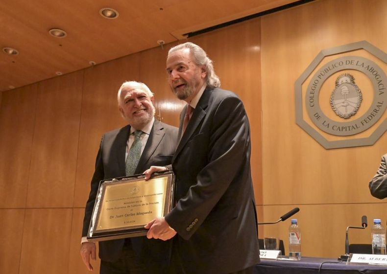 Juan Carlos Maqueda (en la foto, con el excamarista Ricardo Gil Lavedra) cuestionó el falló que censuró la difusión de los audios de Karina Milei.