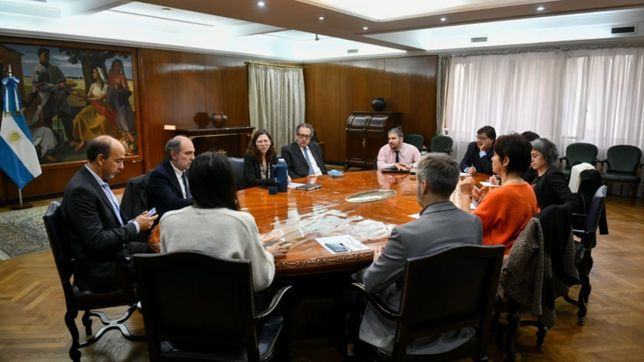 curitas, diria larroque: en pleno incendio, batakis anuncio dos medidas de bajo impacto