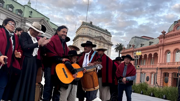 El gobernador de Salta, Gustavo Sáenz, el día que cantó frente a la Casa Rosada.&nbsp;