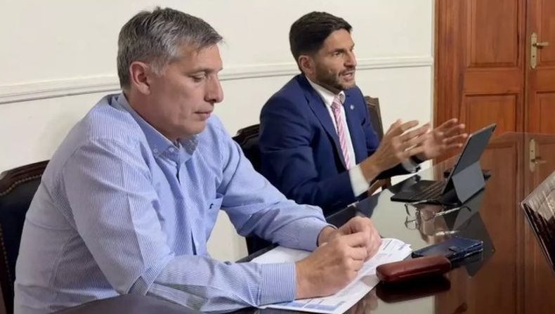 El ministro de Economía de Santa Fe, Pablo Olivares, junto al gobernador Maximiliano Pullaro.