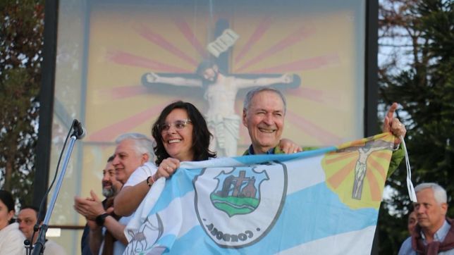 Juan Schiaretti junto a Martín Llaryora y Gina Grazziano en la celebración del triunfo de PU en Reducción