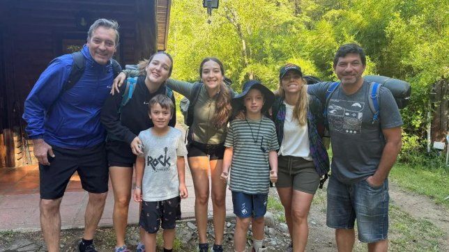 Martín Soria junto a familiares, entre ellos su hermana, Maria Emilia Soria, de paseo por El Bolsón.&nbsp;