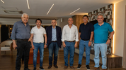 Guillermo Pereyra, Rolando Figueroa y Marcelo Rucci con Hugo Marín, jefe de YPF, en Neuquén.