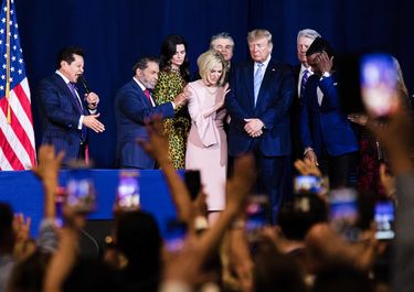 Donald Trump, bendecido por predicadores evangélicos