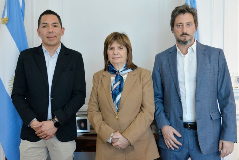 Leonel Monsalve, intendente de 25 de Mayo (La Pampa), junto a la ministra Patricia Bullrich y una de sus manos derechas, Martín Matzkin: chisporroteo petrolero.