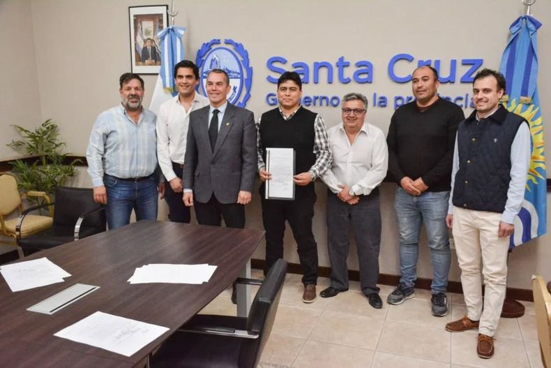 El gobernador de Santa Cruz, Claudio Vidal, junto a los funcionarios que ingresan al gabinete provincial&nbsp;