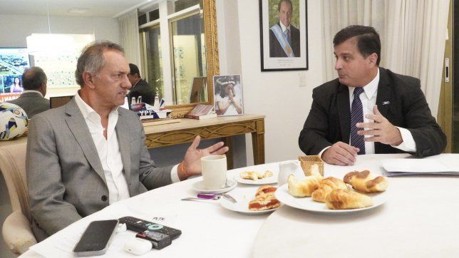 scioli salio a la caza de tropa legislativa y logro una foto con casaretto