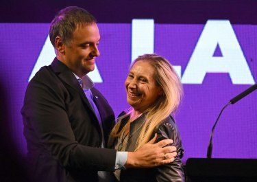 Manuel Adorni y Karina Milei
