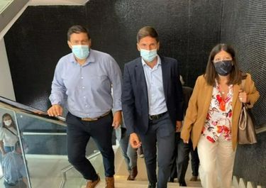 Un frente de frentes atado con alambres
