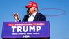 Donald Trump, instantes antes de ser rozado por un disparo de arma de fuego.