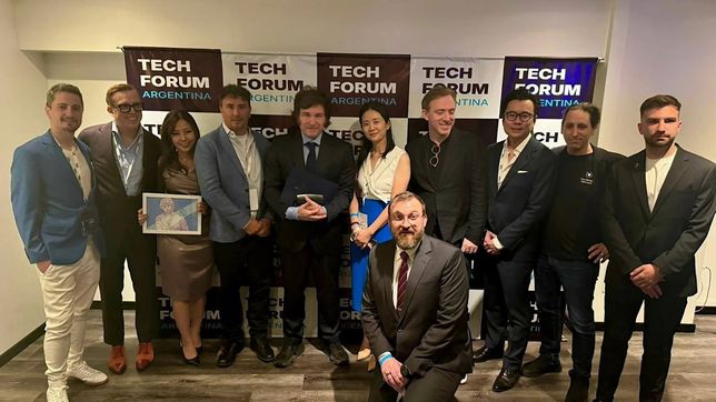 Javier Milei posa con participantes de Tech Forum Argentina en el Hotel Libertador.