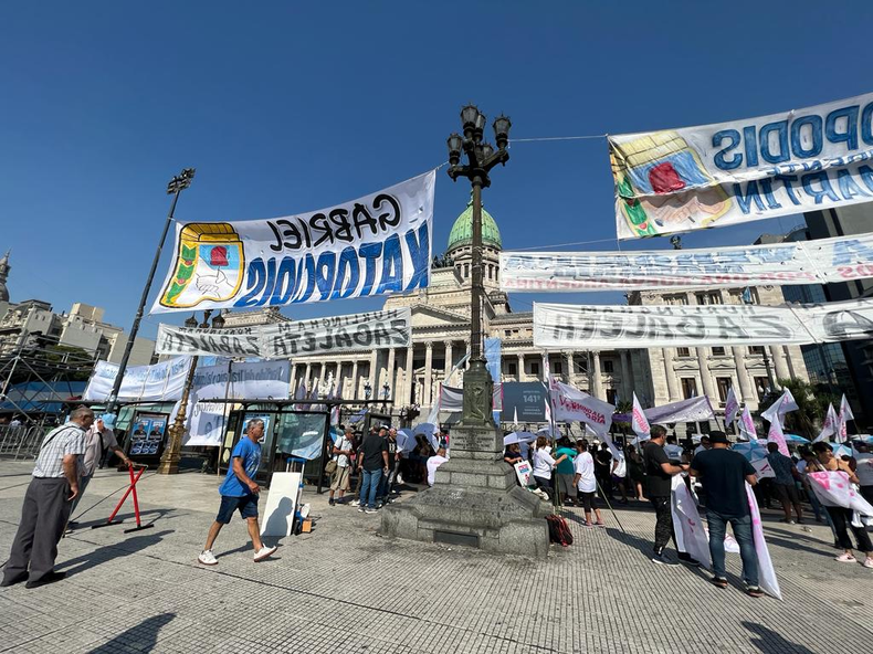 Un reducido grupo de militantes se concentra frente al Congreso.&nbsp;