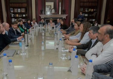 Tras el reclamo de estatales, Kicillof activa la mesa de monitoreo salarial