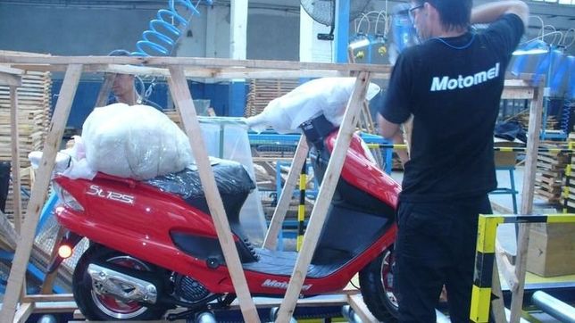 despiden a 60 operarios en motomel y suspenden personal en una planta de biodiesel