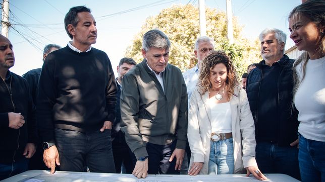 El intendente de Córdoba, Daniel Passerini, junto a Miguel Siciliano y Laura Jure. 