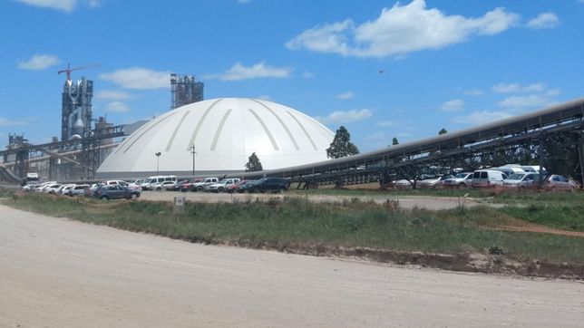 bandera blanca en loma negra