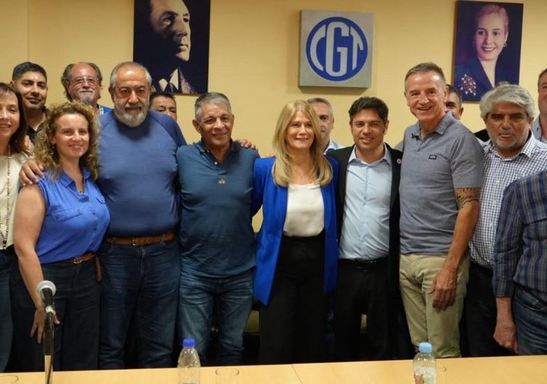 Axel Kicillof y parte de su gabinete junto a la conducción de la CGT