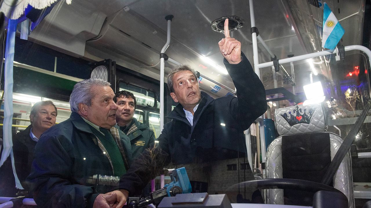 Cuánto costará el congelamiento del boleto de colectivos y trenes que apuró Massa