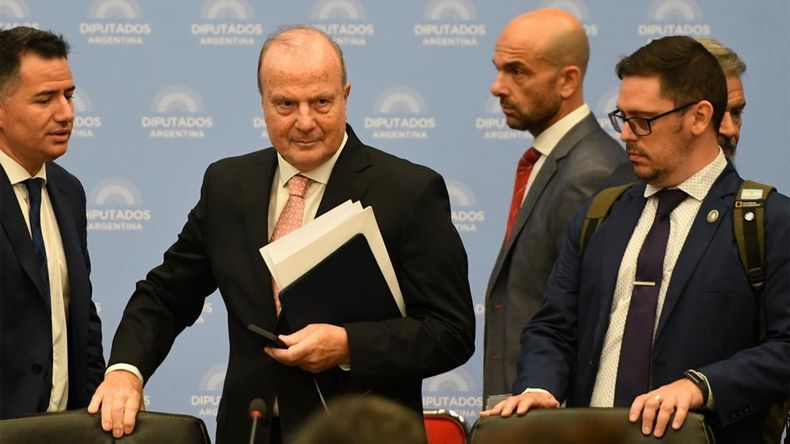 Guillermo Ferraro sigue aferrado a su silla.