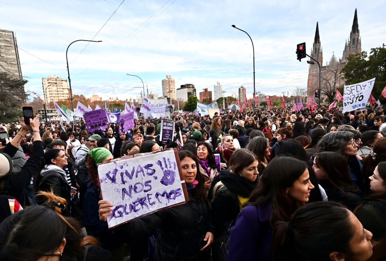 Ni una menos: marcha feminista en La Plata. Foto AGLP.
