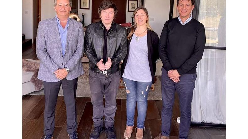 Nicolas Mayoraz y sus dos diputados provinciales de Santa Fe, Juan Domingo Argañaraz y Natalia Armas Belavi, junto a Javier Milei.