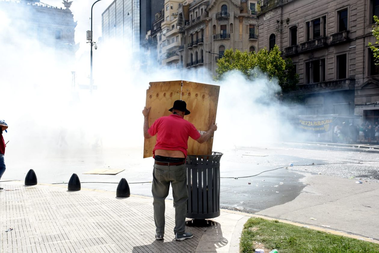 Incidentes frente al Congreso en la marcha contra la reforma laboral.