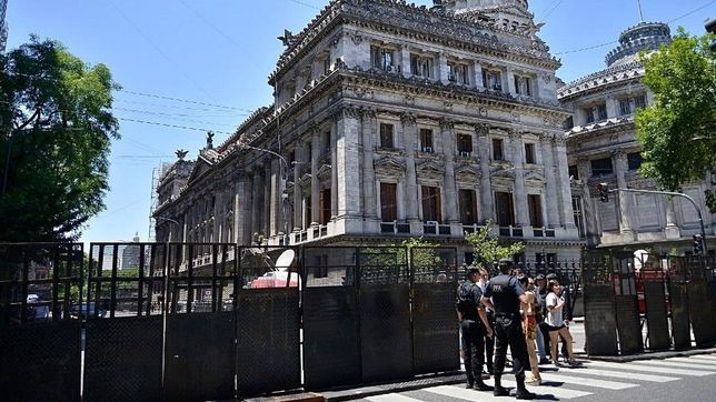 tras los incidentes, el congreso amanecio vallado y con fuerte presencia policial
