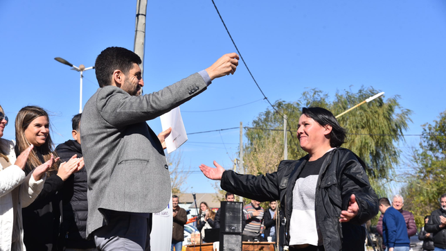 Maximiliano Pullaro a los abrazos, aquí y allá.&nbsp;