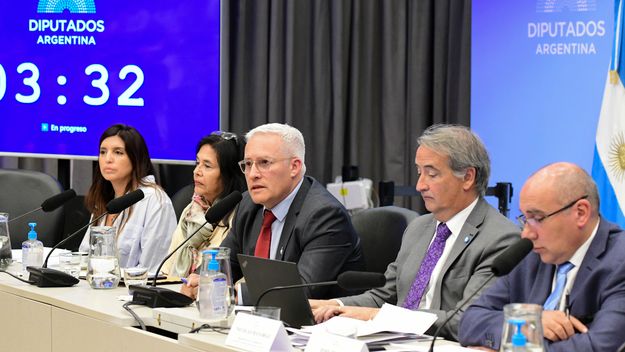 Audiencia de la ley de Glaciares en Diputados. Daniela Vilar (ministra de Ambiente de la provincia), Nicolás Mayoraz (diputado del Gobierno) y Roberto Moreno, ministro de gestión ambiental y minería de la provincia de San Juan. Audiencia de la ley de Glaciares en Diputados. Daniela Vilar (ministra de Ambiente de la provincia), Nicolás Mayoraz (diputado del Gobierno) y Roberto Moreno, ministro de gestión ambiental y minería de la provincia de San Juan.