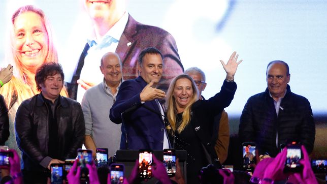 Manuel Adorni señala a la arquitecta de la victoria, Karina Milei. (Victoria Gesualdi)