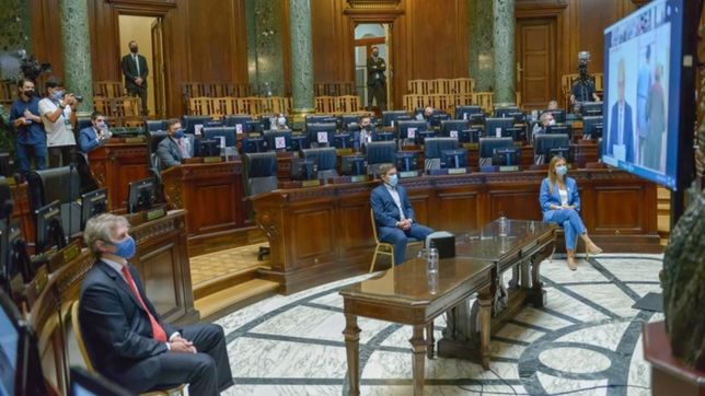 modo covid: discurso por zoom, bancas vacias y cero folclore