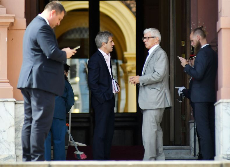 Toto Caputo y Mariano Cuneo Libarona salen de casa Rosada (Foto: NA) Toto Caputo y Mariano Cuneo Libarona salen de casa Rosada (Foto: NA)