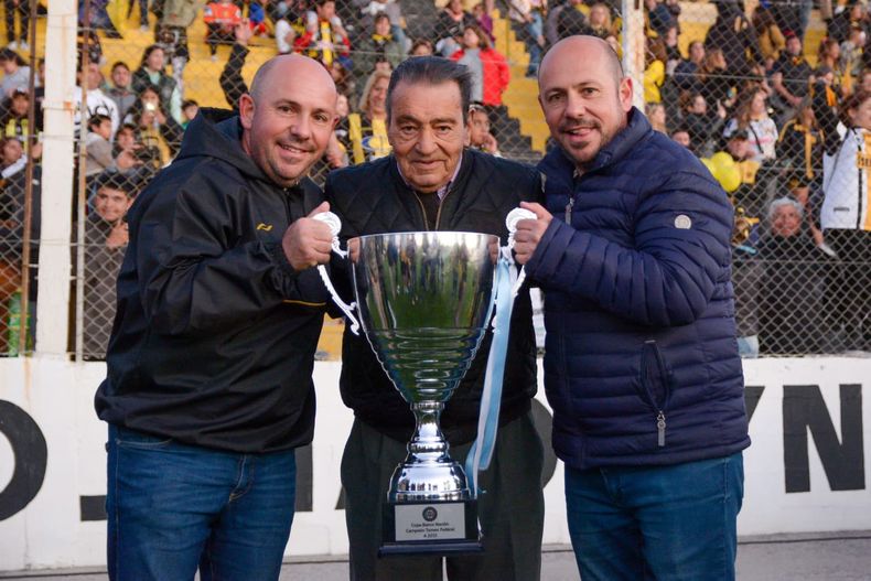 Los mellizos Ricardo y Gustavo Sastre junto a su padre, el día que Deportivo Madryn llegó a la Primera Nacional.