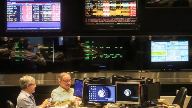 el mercado reacciona bien al plan por la deuda: cae con fuerza el riesgo pais