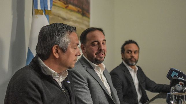 El intendente de la capital de La Pampa, Luciano di Nápoli, junto al director de Asuntos Corporativos de Carrefour, Francisco Zoroza. Atrás, el sindicalista Rodrigo Genoni. FOTO: www.radiokermes.com
