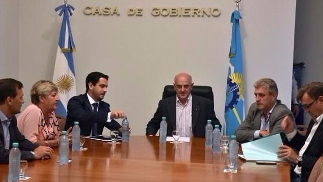 das neves comenzo a negociar una reforma constitucional con el pj y la ucr