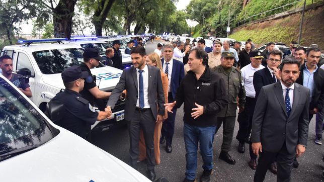 Acompañado del ministro de Seguridad bonaerense, Javier Alonso, el gobernador Maximiliano Pullaro recibió los 80 móviles enviados por Kicillof.