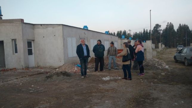 intendente finaliza plan de viviendas y apunta a vidal por la falta de ayuda