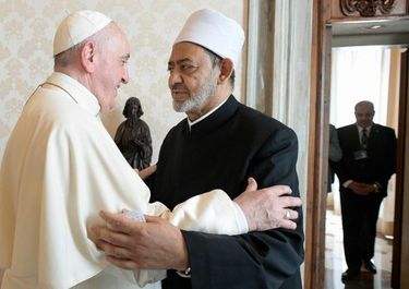 Jorge Bergoglio con Ahmad Al-Tayyeb, gran imam de Al Azhar.&nbsp;
