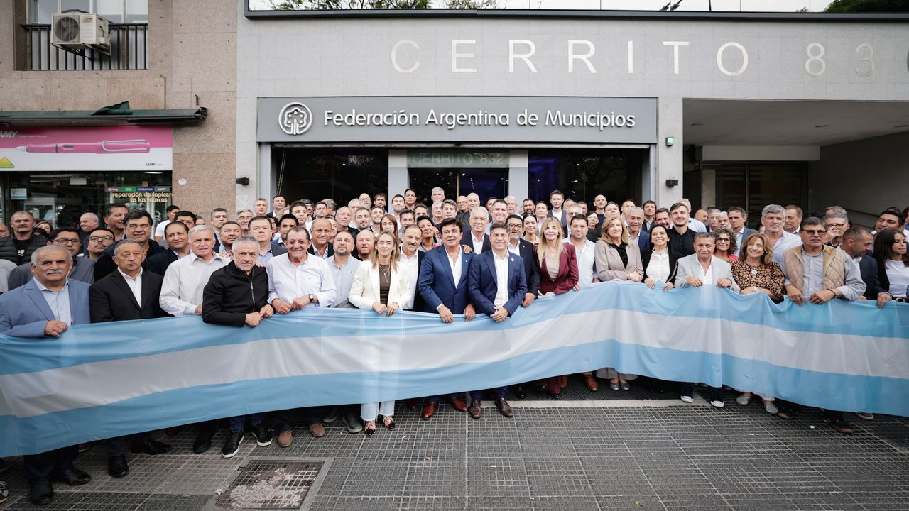 Intendentes de todo el país, junto a Axel Kicillof y Ricardo Quintela en la sede de la FAM. Antes, fueron a Economía a llevarle reclamos a Caputo