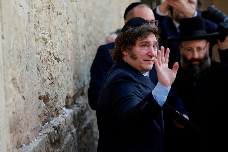 Javier Milei, en el muro de los lamentos.