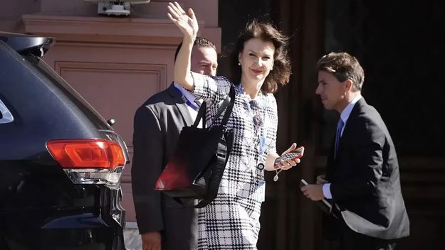 Diana Mondino llega a una reunión de gabinete