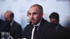 Bajo la lluvia ácida, Guzmán cantó retruco con los números de la reactivación