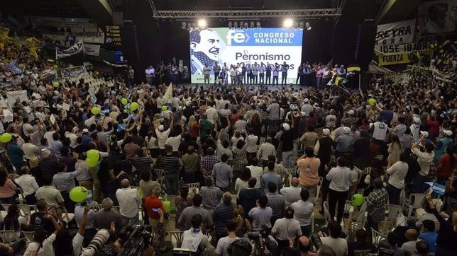 a 60 dias del cierre de listas macri posa con el momo para peronizar su imagen