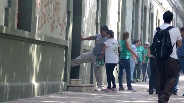 de la plata a neuquen: represion a estatales que intentaron ocupar la gobernacion