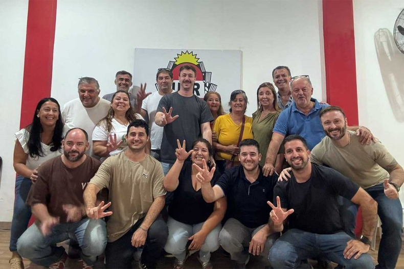 Francisco Azcué logró el acuerdo en la UCR local y habrá lista de unidad para la renovación de autoridades partidarias en Concordia. Se encamina a conducir la UCR de Entre Ríos. En el medio de la foto, parado, Gabriel Enguelberg. 