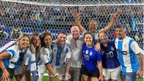 Los Mac Allister en pleno: Alexis, el jugador de La Pampa y la Patagonia en la Selección, junto a su papá, El Colo Carlos Javier Mac Allister y su tía Marita Mac Allister, con la camiseta azul.