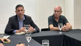 El presidente del CGE, Carlos Cuenca (izquierda) presentando al nuevo secretario de Articulación Educativa de Entre Ríos, Jorge Kerz.